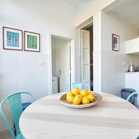 Quiet&central 2br Apt, By Timecooler Apartamento