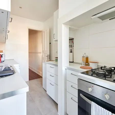 Quiet And 2br Apt, By Timecooler Lissabon
